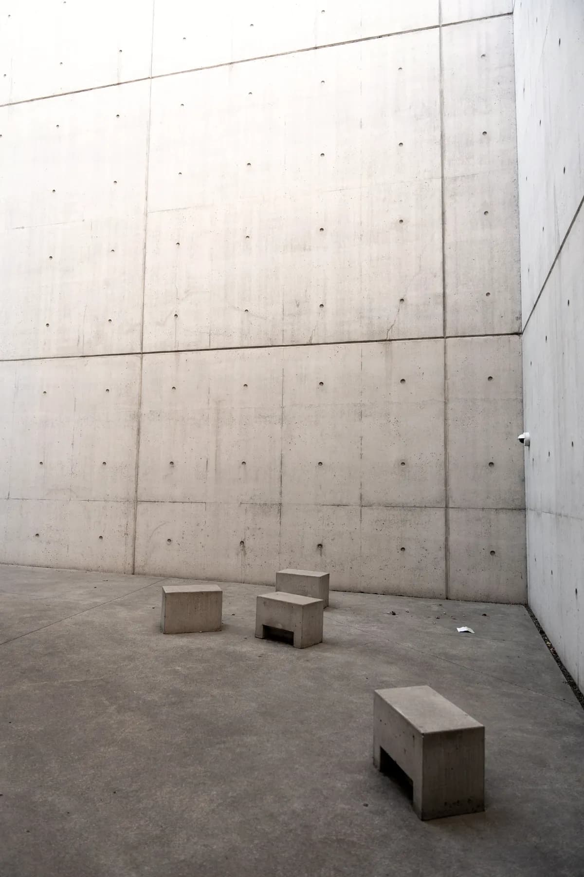 Structure minimaliste en béton — illustration du concept Atrium (projet fictif).