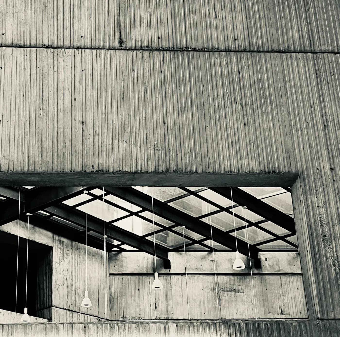 Intérieur architectural, béton et lumière zénithale — illustration du concept Atrium (projet fictif).