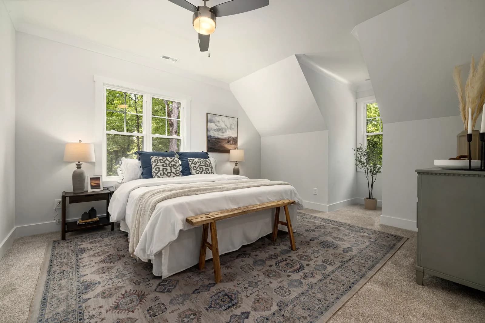 Intérieur de chambre premium, matières bois et textile — illustration du concept Oria House (projet fictif).