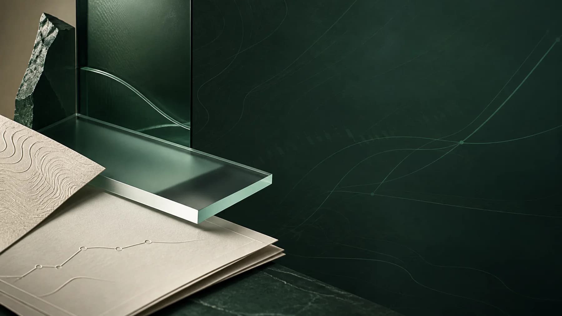Still life patrimonial avec papier gaufré, verre vert et lignes de projection — illustration originale du concept Vela (projet fictif).